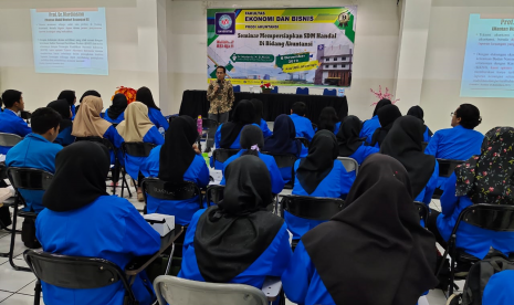 Murtanto saat memaparkan materinya di depan mahasiswa UBSI pada acara  seminar tentang SDM andal di bidang akuntansi.