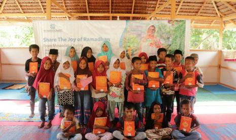 Musaadah Charity bersama Rumah Zakat menyalurkan paket Quran dan bingkisan lebaran di Desa Salubomba, (21/5). 