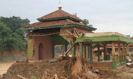 Musala di Desa Sajiramekar, Kecamatan Sajira, Lebak Banten, rusak parah terkena terjangan banjir dan longsor. Desa Sajira menjadi salah satu wilayah terdampak parah banjir dan longsor.