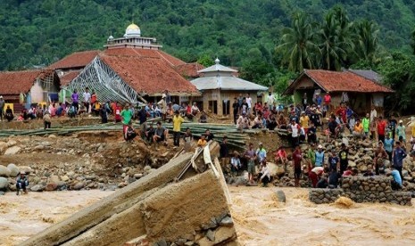 musala milik salah satu Sekolah Menengah Pertama (SMP) di Kampung Buluheun terlihat masih berdiri tegak, sedangkan bangunan sekolah dan rumah warga di sekitarnya telah hanyut terbawa aliran Sungai Ciberang