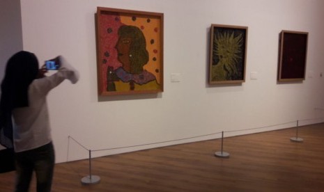 Wanita memotret objek di Museum Macan yang saat ini sedang memamerkan karya seniman asal Jepang Yayoi Kusama. Karyanya didominasi oleh motif polkadot yang merupakan sebuah terapi untuk mengurangi ketakutannya akan motif tersebut. 