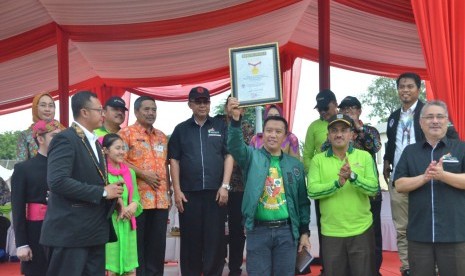 Museum Rekor Indonesia (MURI) turut menganugerahkan plakat pemecahan rekor Indonesia kepada Menteri Imam Nahrowi. 