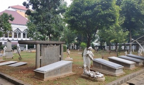 Museum Taman Prasasti yang terlihat tak terawat. Terdapat beberapa fasilitas museum yang rusak, material prasasti terlepas dan mulai ditumbuhi rumput liar, Jakarta Pusat, Rabu(26/6).