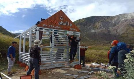 Mapala Unand membangun mushala di Puncak Gunung Talang. 