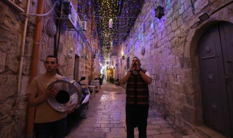 Musharati menabuh genderang dan membangunkan sahur warga Muslim di Jerusalem.