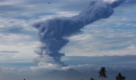 Erupsi gunung berapi (ilustrasi). BPBD membagikan masker kepada warga yang terdampak erupsi Gunung Ibu.