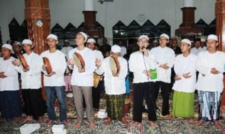 Musik rebana oleh remaja masjid