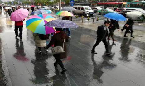 Badan Meteorologi, Klimatologi dan Geofisika (BMKG) memprakirakan hampir seluruh wilayah di Indonesia bakal mengalami hujan mulai dari intensitas ringan hingga lebat pada Selasa (4/4/2023). (ilustrasi)