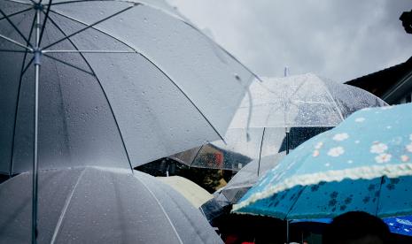 Hujan petir diprediksi akan mengguyur sejumlah wilayah di Indonesia pada Jumat (9/11/23) menurut prakiraan cuaca dari Badan Meteorologi, Klimatologi, dan Geofisika (BMKG). (ilustrasi)