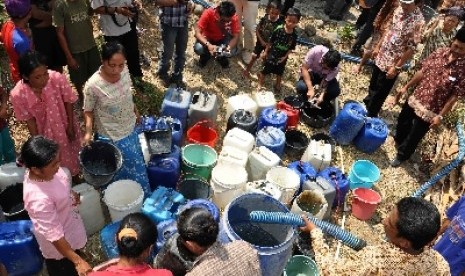 Musim kemarau panjang sebabkan krisis air bersih di sejumlah wilayah di Tanah Air.