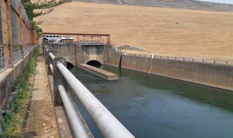 Musim kemarau, tinggi muka air (TMA) Waduk Jatiluhur terus mengalami penyusutan. Saat ini, status waduk terbesar di Jabar ini dalam kondisi kering.