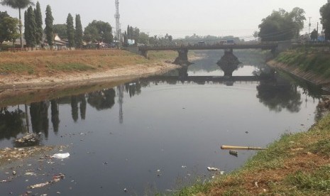 Musim kemarau, warna air Sungai Citarum di Kampung Jambatan, Desa Margahayu, Kecamatan Margahayu, Kabupaten Bandung hitam pekat, Rabu (18/7). Diduga warna tersebut berasal dari limbah pabrik yang masih dibuang ke sungai.