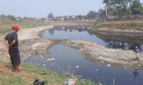 Musim kemarau, warna air Sungai Citarum di Kampung Jambatan, Desa Margahayu, Kecamatan Margahayu, Kabupaten Bandung hitam pekat. (ilustrasi)