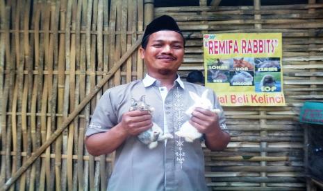 Musim penghujan merupakan musim yang sangat menguntungkan bagi para peternak, karena musim penghujan menjadikan pakan ternak menjadi berlimpah. Berkah musim penghujan juga dirasakan oleh para peternak kelinci di Desa Berdaya Cibalung, Kecamatan Cimanggu Kabupaten Cilacap.