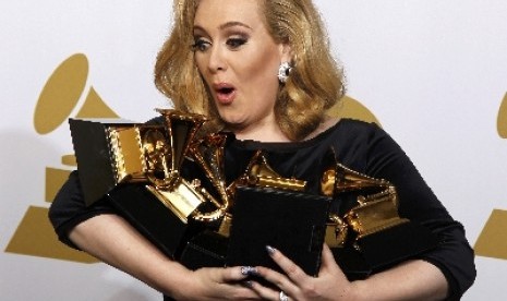 Musisi Adele berpose usai memenangkan sejumlah penghargaan musik Grammy Awards beberapa tahun lalu.