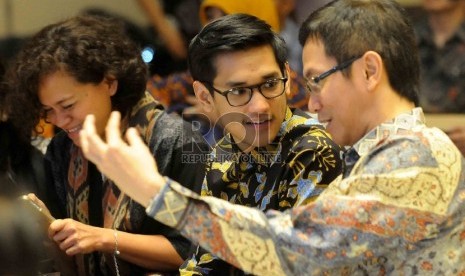 Musisi Afgan Syah berbicara dengan Rezakonduktor orkestra, Addie MS saat hari Hak Kekayaan Intelektual (HKI) sedunia ke 15 di Kementerian Hukum dan Ham, Jakarta, Kamis (7/5). (Republika/Agung Supriyanto)