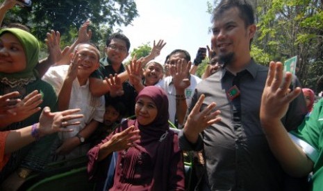  Musisi Ahmad Dhani (kanan) mendampingi Cagub Jawa Timur, Khofifah Indar Parawansa (tengah) saat kampanye di Jombang, Jawa Timur, Senin (19/8). Dalam kesempatan itu Ahmad Dhani menyempatkan menjadi tukang becaknya Khofifah Indar Parawansa sebagai bentuk du