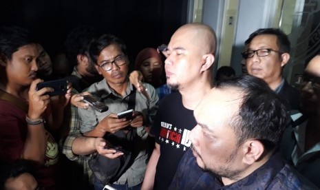 Musisi Ahmad Dhani keluar dari ruang Subdit V Cyber Crime Ditreaskrimsus Polda Jatim, setelah sekitar 5 jam menjalani pemeriksaan dalam kasus pencemaran nama baik, Kamis (25/10).