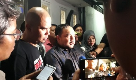 Musisi Ahmad Dhani keluar dari ruang Subdit V Cyber Crime Ditreaskrimsus Polda Jatim, setelah sekitar 5 jam menjalani pemeriksaan dalam kasus pencemaran nama baik, Kamis (25/10).