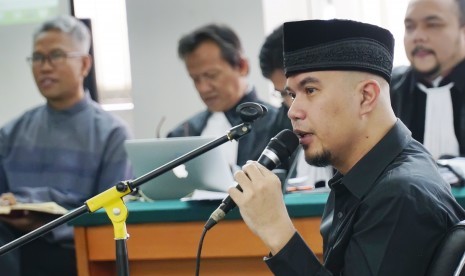 Musisi Ahmad Dhani memberikan kesaksian pada sidang dugaan pelanggaran UU ITE dengan terdakwa Buni Yani yang digelar di Gedung Dinas Perpustakaan dan Kearsipan (Dispusip) Bandung, Jawa Barat, Selasa (22/8).