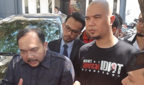 Musisi Ahmad Dhani mendatangi Kepolisian Daerah (Polda) Jawa Timur untuk menjalani pemeriksaan perdananya sebagai tersangka kasus pencemaran nama baik, Kamis (25/10). 