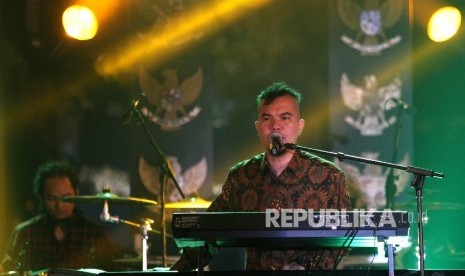 Musisi Ahmad Dhani pada konser Revolusi Pancasila di Kompleks Parlemen, Senayan, Kamis (26/5).