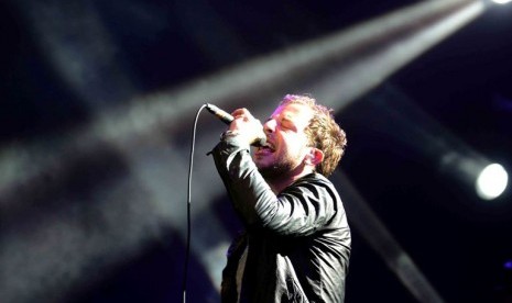 Musisi asal Inggris, James Morrison beraksi menghibur penggemarnya dalam puncak Java Soulnation Festival 2012 di Istora Senayan, Ahad (30/9).