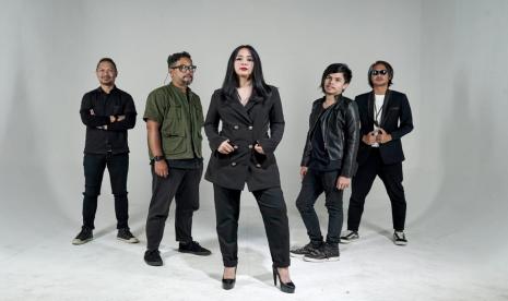 Musisi Astrid menjadi vokalis sementara grup musik Cokelat selama sang vokalis utama, Aiu Ratna, cuti hamil.