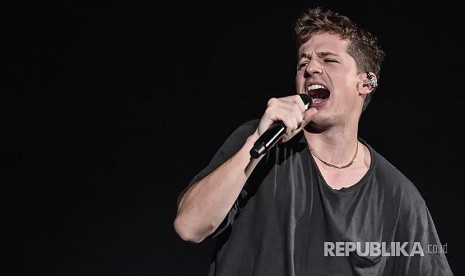 Musisi Charlie Puth mengingatkan penggemar BTS untuk berhenti melontarkan kecaman yang keterlaluan.