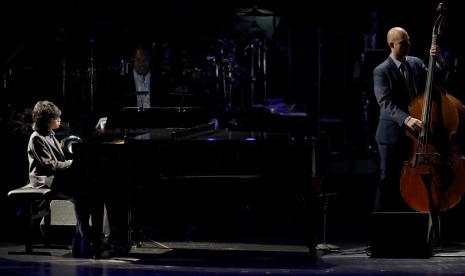 Musisi cilik Indonesia Joey Alexander saat tampil di panggung Grammy Awards, (16/2).