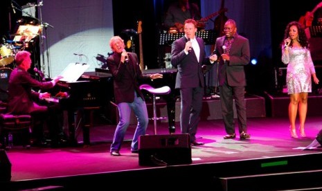 Musisi dunia asal Kanada David Foster (kiri) tampil bersama sejumlah penyanyi internasional seperti Michael Bolton, Philip Bailey, Russel Watson, dan Ashanti pada konser David Foster yang bertajuk ”The Hitman: David Foster & Friends Asia Tour 2011” di Plen