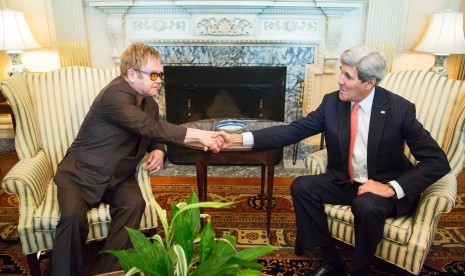 Musisi Elton John saat berbincang dengan Menlu AS John Kerry tentang upaya memberantas AIDS.