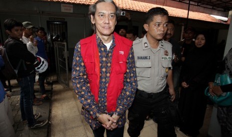 Musisi Fariz Rustam Munaf alias Fariz RM berjalan keluar dari ruang sidang usai mengikuti persidangan pembacaan putusan (vonis) di PN Jakarta Selatan, Rabu (6/5). (Antara/Muhammad Adimaja)