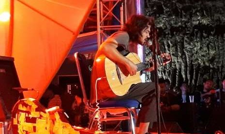 Musisi folk Jason Ranti menampilkan lagu-lagu penuh muatan kritis di Soundrenaline 2018, Ahad (9/9).