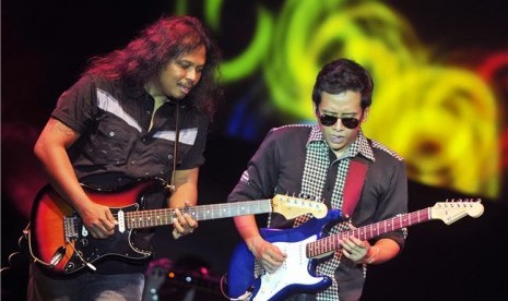  Musisi Ginda and The White Flowers (kanan) berkolaborasi dengan Gitaris Gugun di Blue Stage 