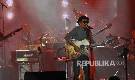 Musisi Glenn Fredly bernyanyi pada konsernya yang bertajuk 'Tanda Mata' (TNDMT) Glenn Fredly untuk Slank di Gandaria City Hall, Jakarta, Sabtu (30/9). 