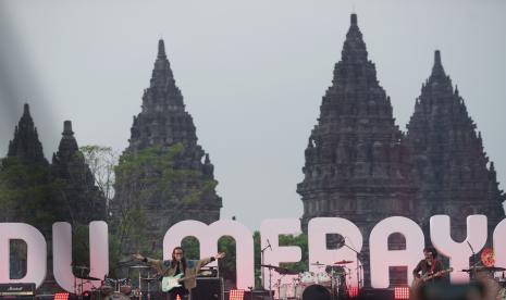 Musisi Indonesia Fiersa Besari (kanan) bersama Bemandry (kiri) menunjukan aksinya saat perhelatan Prambanan Jazz Festival 2022 di Komplek Candi Prambanan , Sleman, D.I Yogyakarta, Ahad (3/7/2022). 