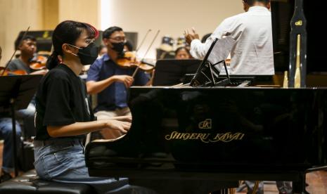 Musisi Isyana Sarasvati bermain piano saat mengikuti latihan menjelang konser Simfoni Untuk Bangsa 2022 di Balai Resital Kertanegara, Jakarta, Rabu (24/8/2022). The Resonanz Music Studio arahan Avip Priatna yang didukung oleh www.indonesiakaya.com, kembali menyelenggarakan konser Simfoni Untuk Bangsa 2022 di Jakarta Concert Hall, Sabtu (27/8/2022). 