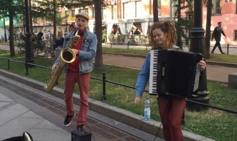 Musisi jalanan di Rusia.