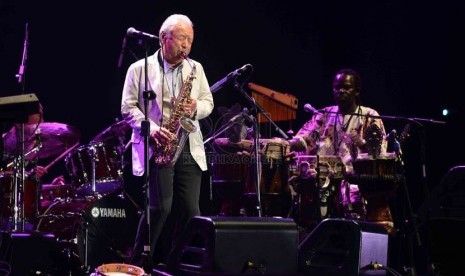  Musisi Jazz asal Jepang, Sadao Watanabe beraksi dalam pagelaran Internasional Java Jazz Festival (JJF) 2014 di Jakarta, Jumat (28/2). (Republika/Agung Supriyanto)