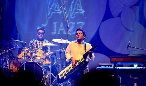 Musisi jazz, Indra Lesmana bersama Lesmana Likumahua Wiranata (LWW) beraksi menghibur penggemarnya dalam Java Jazz Festival (JJF) 2013 di JIExpo Kemayoran, Jakarta, Jumat (1/3).