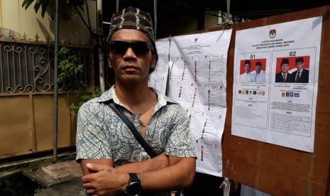 Musisi Kaka Slank menunjukkan jarinya setelah menggunakan hak pilih di TPS 31 Kelurahan Duren Tiga, Kecamatan Pancoran, Jakarta Selatan, Rabu (17/4).