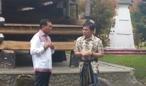 Musisi nasional Yovie Widianto (kanan) berbincang dengan Bupati Simalungun Jopinus Ramli (JR) Saragih di depan Rumah Bolon Pematang Purba, istana Raja Simalungun pertama.