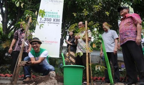 Musisi Nugie melakukan penanaman pohon Trembesi di Taman Flora (Kebun Bibit), Bratang, Surabaya