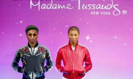 Musisi Pharrell Williams berpose di samping patung lilinnya di Museum Madame Tussauds New York.