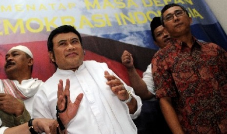  Musisi Rhoma Irama (kiri) didampingi Ketua Panwaslu DKI Jakarta, Ramdansyah (kanan), ketika memberi keterangan kepada pers usai pemanggilannya oleh Panwaslu DKI Jakarta, Jakarta Pusat, Senin (6/8). 