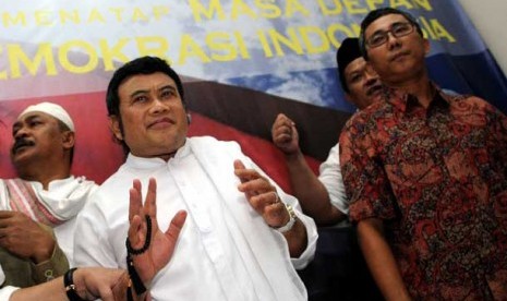  Musisi Rhoma Irama (kiri) didampingi Ketua Panwaslu DKI Jakarta, Ramdansyah (kanan), ketika memberi keterangan kepada pers usai pemanggilannya oleh Panwaslu DKI Jakarta, Jakarta Pusat, Senin (6/8). 