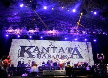 Musisi Sawung Jabo (kiri), Setiawan Djody dan Iwan Fals beraksi menghibur ribuan penggemarnya dalam konser Kantata Barock di Stadion Utama Gelora Bung Karno, Senayan Jakarta, Jumat (30/12). (Republika/Agung Supriyanto)