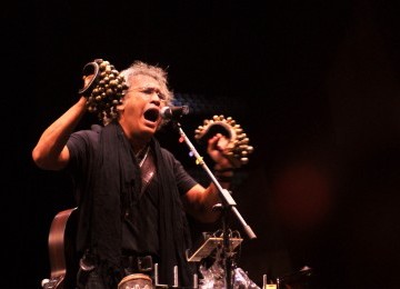 Musisi Sawung Jabo (kiri), Setiawan Djody dan Iwan Fals beraksi menghibur ribuan penggemarnya dalam konser Kantata Barock di Stadion Utama Gelora Bung Karno, Senayan Jakarta, Jumat (30/12). (Republika/Agung Supriyanto)