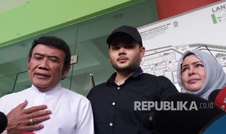 Musisi Senior Rhoma Irama menjemput anaknya, Ridho Rhoma setelah selesai masa rehabilitasi di RSKO Jakarta, Kamis (25/1). 